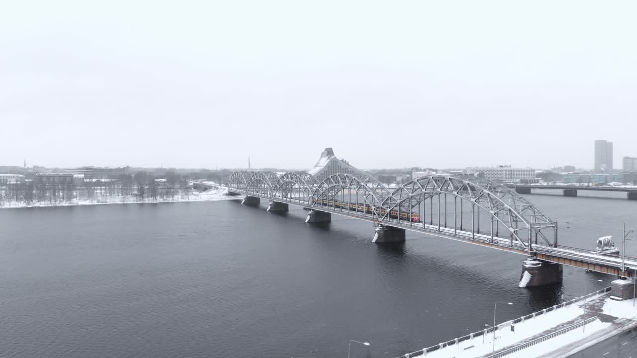 크리스마스 겨울 휴가를 위해 리가 마을을 떠나는 기차