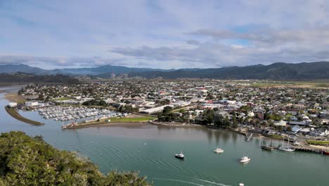 Entspannende-Luftaufnahme-Der-Stadt-Whitianga-Mit-Fähranleger-Und-Seehafen