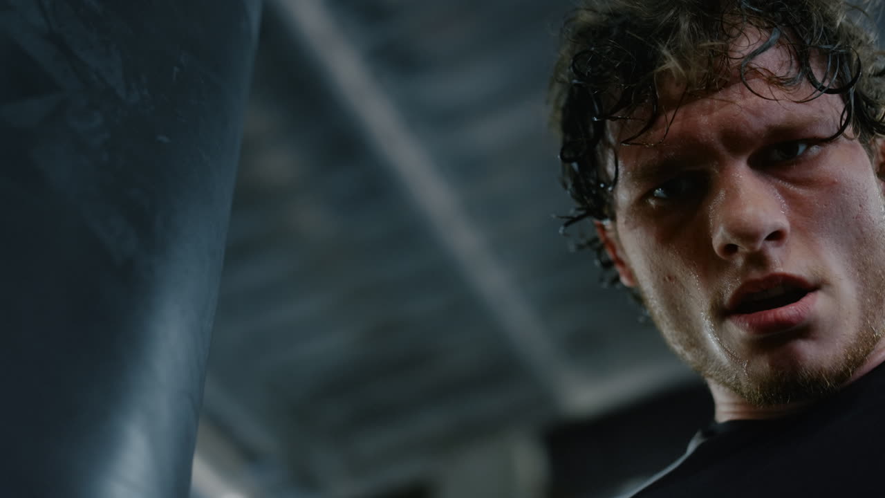 스포츠 클럽 에서 운동 을 한 후  ⁇  을 흘리는 운동 선수. 체육관 에서 렌즈 를 쳐다보는  ⁇ 박서