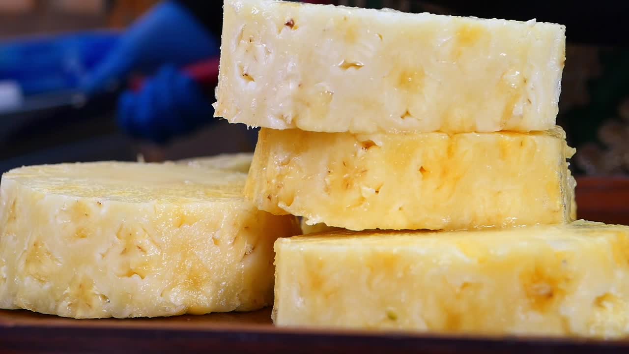 Primer plano de rodajas de piña fresca apilándose