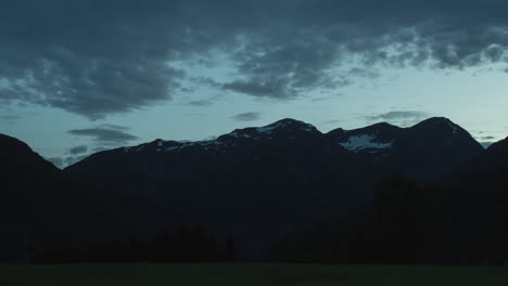 Timelapse-De-Nubes-Que-Se-Mueven-Rápidamente-Sobre-Las-Montañas-Durante-La-Hora-Azul-En-El-Oeste-De-Noruega