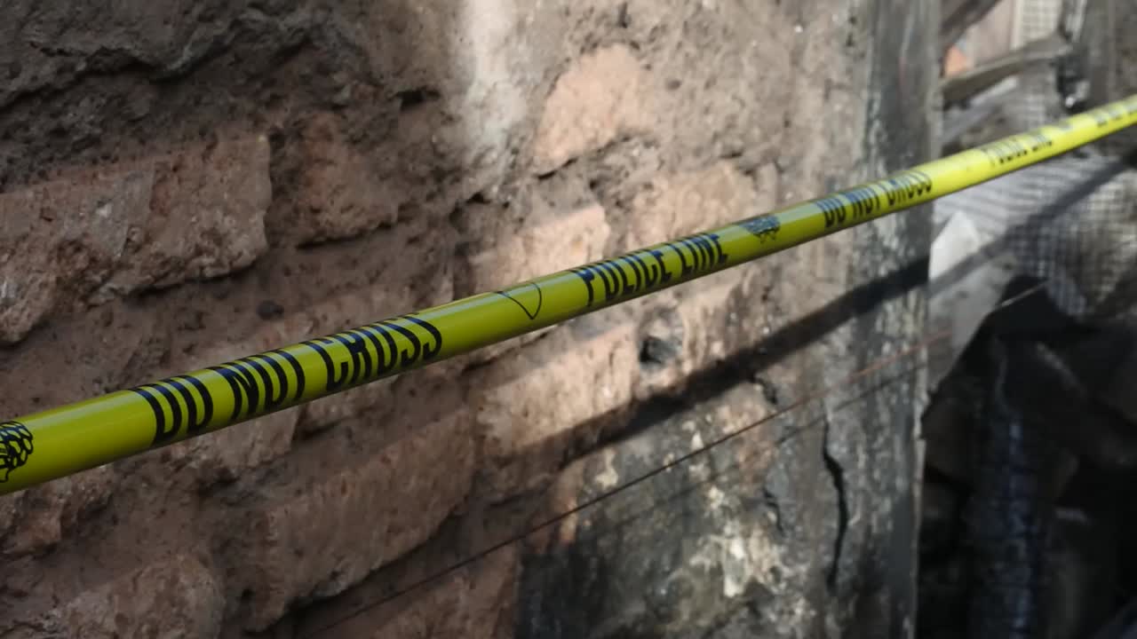 disparo de la línea policial en el sitio de un incendio en un tanque de almacenamiento de combustible que explotó cerca de un asentamiento densamente poblado en plumpang, jakarta del norte, indonesia