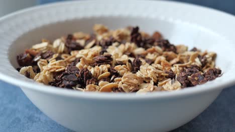 granola de chocolate en un cuenco blanco