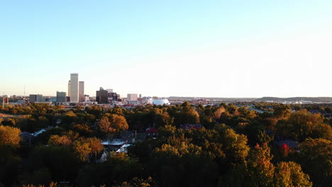빽빽한 녹지 가운데 콘크리트 정글을 보여주는 툴사(tulsa) 도시 스카이라인의 조감도