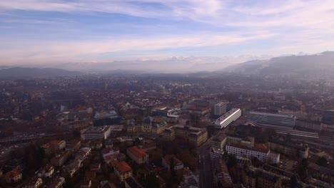 Toma-Aérea-De-La-Ciudad-De-Berna,-Suiza.