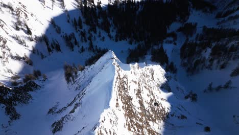 Die-Kamera-Fliegt-Um-Einen-Großen-Schneebedeckten-Weißen-Berg