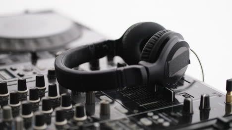 mezclador de dj y auriculares