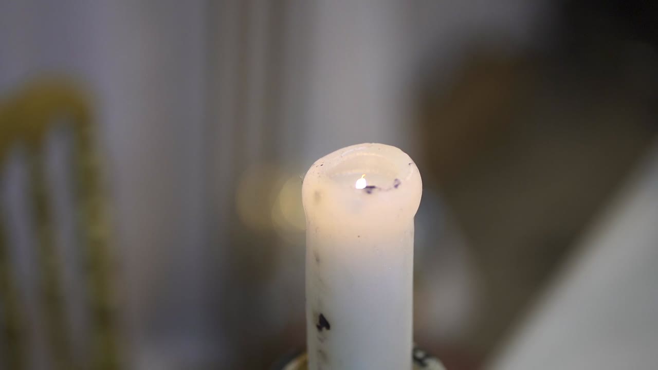 la decoración de la boda la vela se enciende cerca de la fiesta la celebración del resplandor elegante