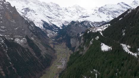 impresionante panorama del valle montañoso de suiza con bosques y picos nevados