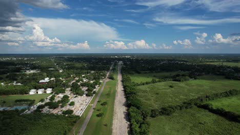 una foto de un dron hacia atrás de una pista de aterrizaje abandonada en un aeropuerto de yucatán, méxico.