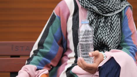 una mujer sentada en un banco en estambul.