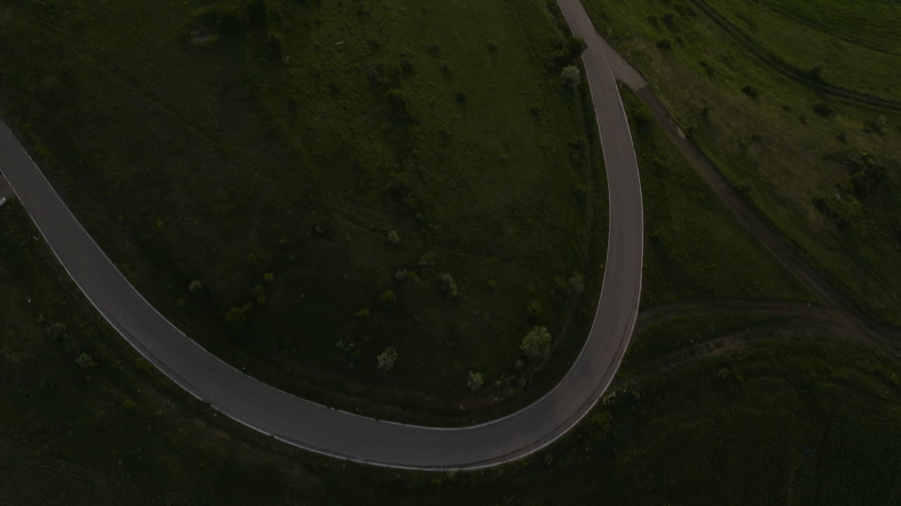 reveló un camino sinuoso en montañas escarpadas hacia el pueblo de apnia en samtskhe-javakheti, georgia