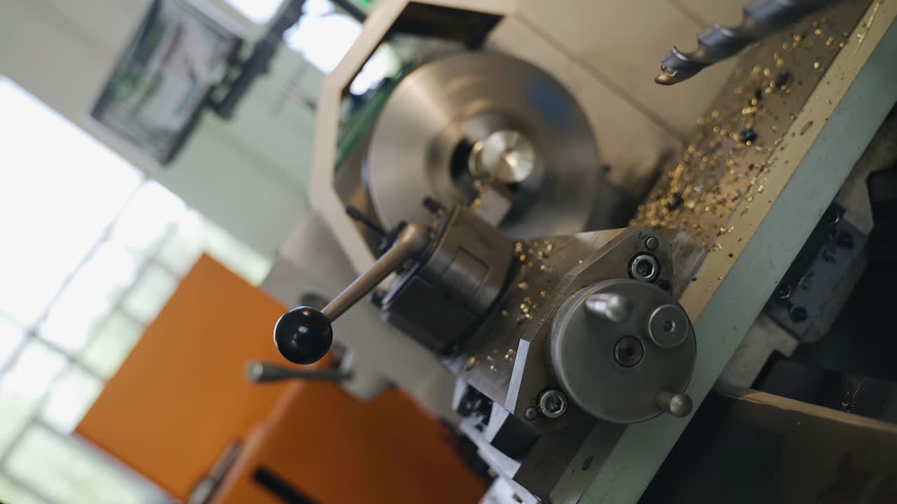 작업자는 도자기 뒤에 서서 부품을 처리합니다. 카메라는 회전으로 촬영합니다. 회전으로 냉정한 프레임.