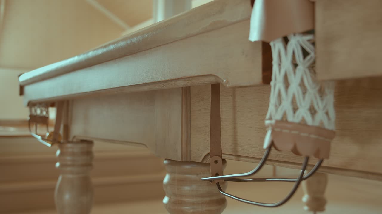 бильярдный мяч попадает в дальнюю дыру, акцент на стойке. бильярдная игра.