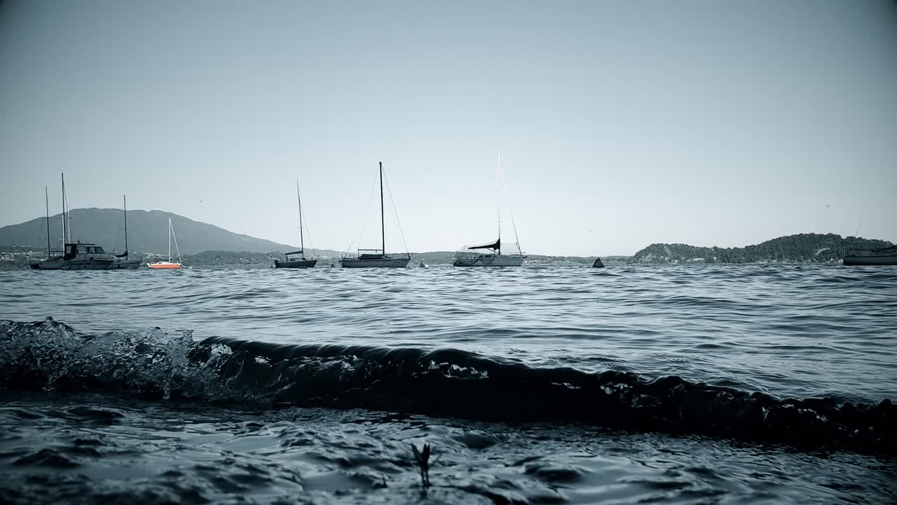 이탈리아 마조레 호수에 정박한 보트의 지상 pov