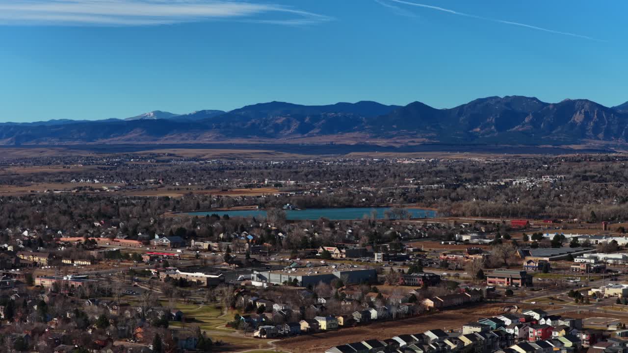 Mattinata invernale di dicembre Lafayette Erie Boulder Colorado Flat Irons Front Range Montagne Rocciose panorama urbano auto traffico edifici commerciali cielo azzurro soleggiato colline Boulder County città universitaria statico