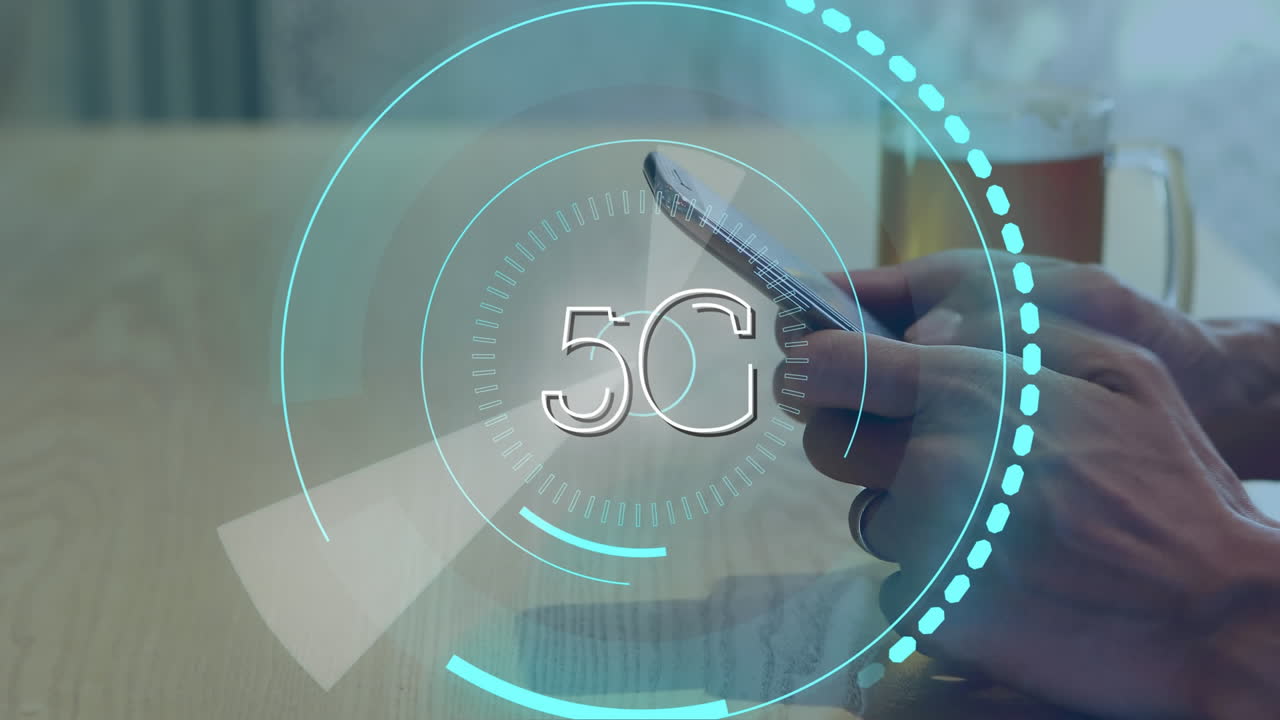 hombre usando un teléfono móvil y 5g escrito en el medio de un círculo futurista
