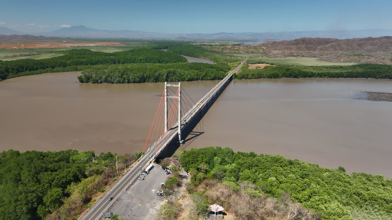 vista aérea hacia el puente de amistad en costa rica