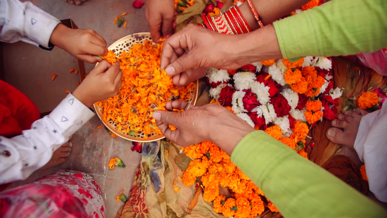 los padres con los niños celebran el festival tradicional indio de diwali