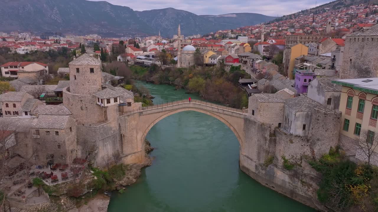 Visão aérea de Stari Most com a cidade antiga banhada em tons do nascer do sol