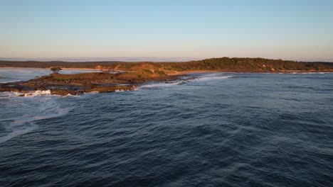 Meereswellen-Treffen-Bei-Sonnenaufgang-Auf-Die-Felsige-Küste-Von-Angourie-Point-Beach-In-New-South-Wales,-Australien