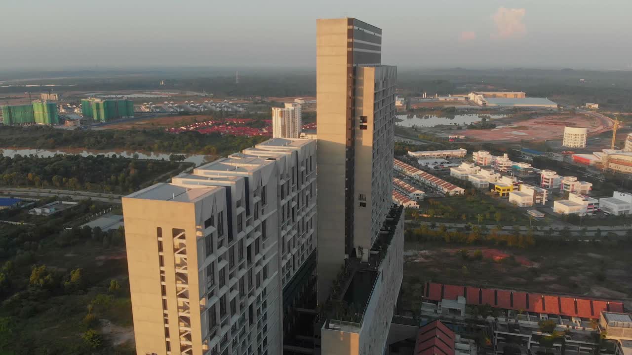 Ảnh chụp từ trên cao các tòa nhà căn hộ và hồ bơi lúc bình minh vàng rực ở Cyberjaya, Malaysia