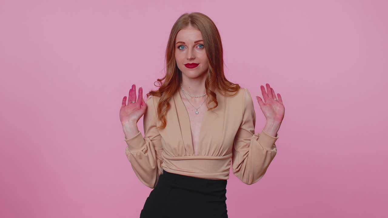 혼란스러운 사업가 여자, 손가락을 가리키는 여자, 자신을 물어, 누가, 왜, 나, 아니, 감사합니다, 나는 그것을 필요로하지 않습니다.