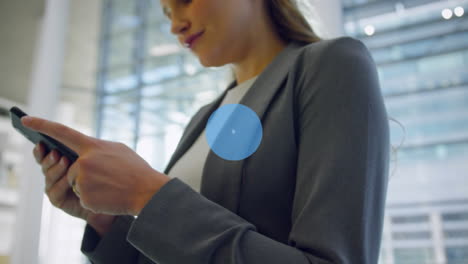 animación de una red de conexiones con iconos sobre una mujer caucásica usando un teléfono inteligente