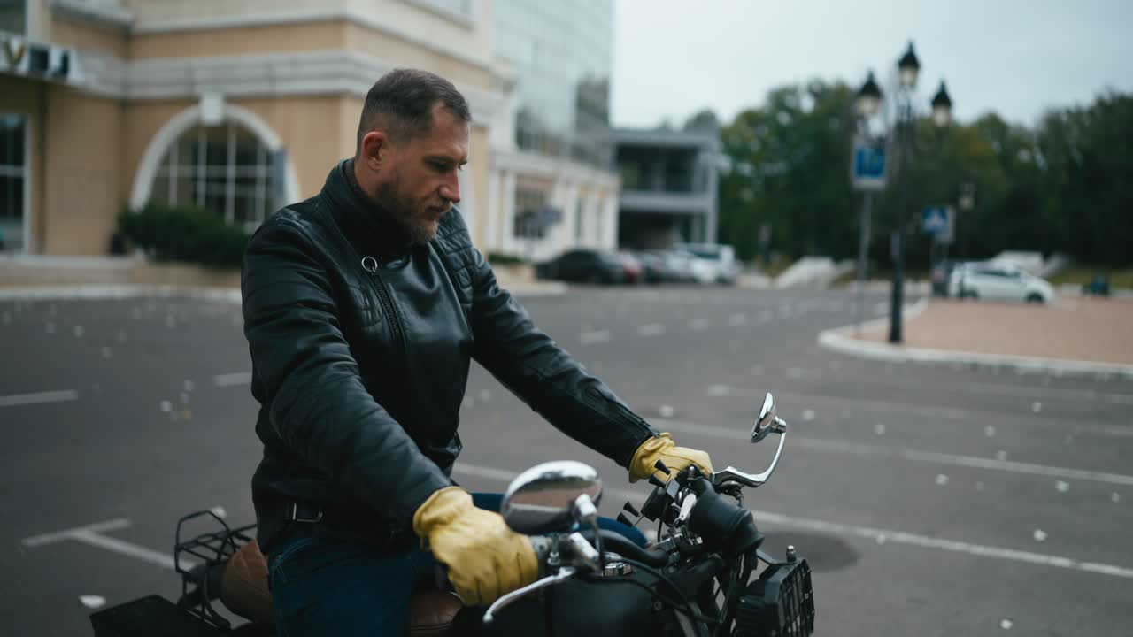 도시 주차장에서 클래식 오토바이를 타고 일하는 남자