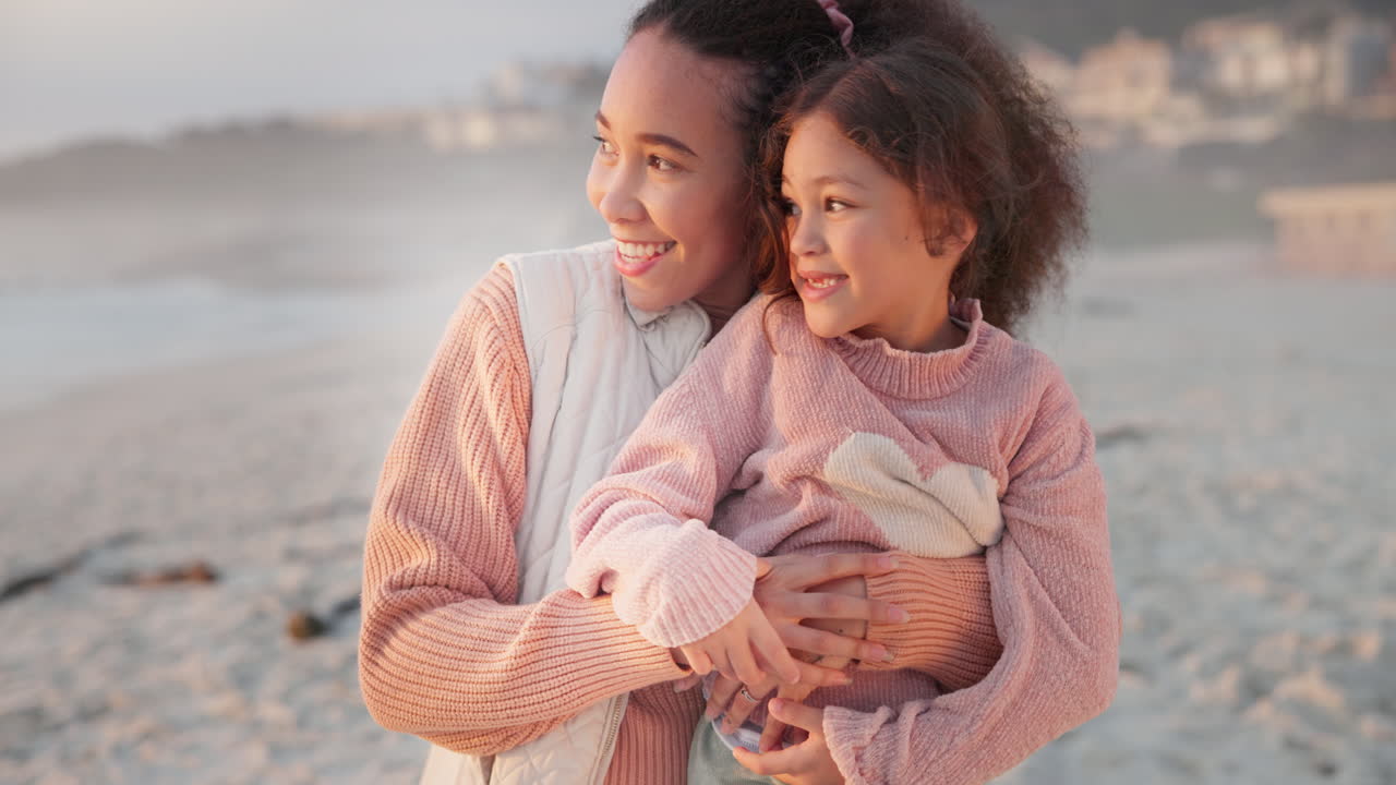 abrazo, madre e hijo en la playa para la puesta de sol