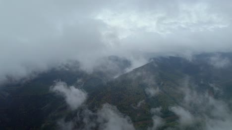 extensas nieblas y nubes en las montañas con densos bosques en otoño