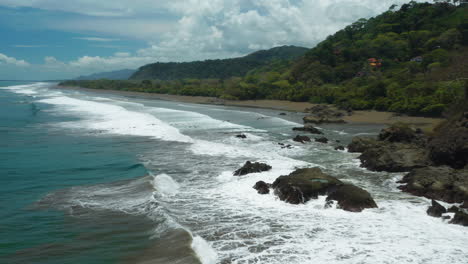 Hábitat-Costero-De-Costa-Rica-Con-Pájaros-Pelícanos-Volando-En-El-Aire,-Aéreo