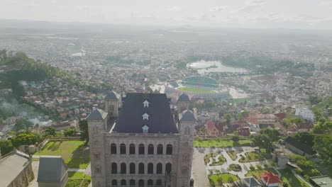 Ciudad-De-Antananarivo-Con-Rova---Palacio-De-Los-Reyes-En-Madagascar---Sobrevolar