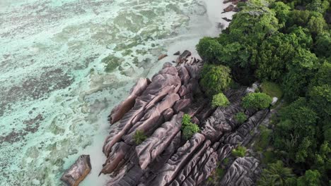 vista aérea de anse source d'argent, la digue, seychelles, filmada en las primeras horas de la mañana sin gente en la playa