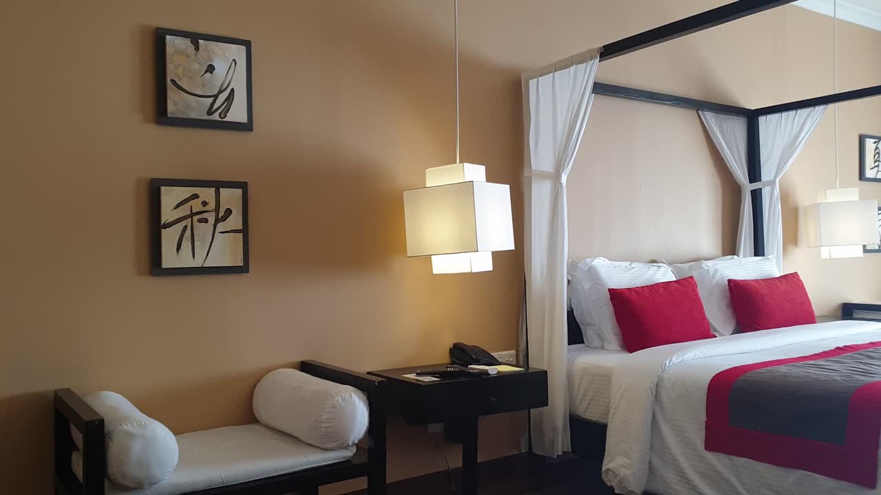 캐노피 침대가 있는 호텔 리조트 객실 내부 패닝