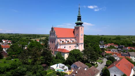 Iglesia-Parroquial-De-San-Juan-Bautista-En-La-Ciudad-De-Poysdorf,-En-La-Baja-Austria,-En-Austria