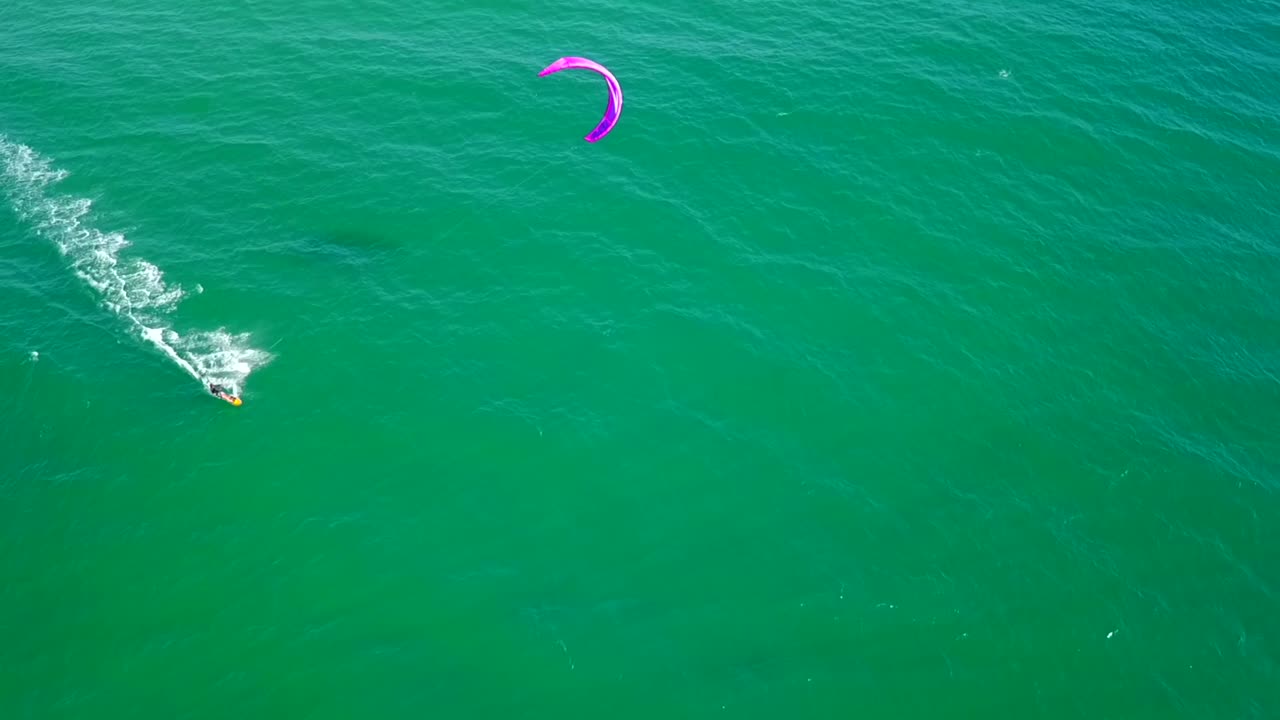 kitesurfista filmado con un avión no tripulado, hossegor aterriza