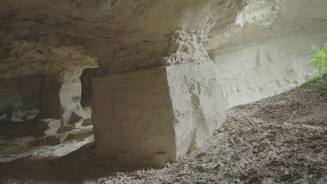 interior de una cantera de piedra caliza