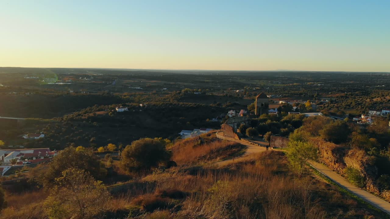 Ripresa con drone di una torre su una collina nella natura.