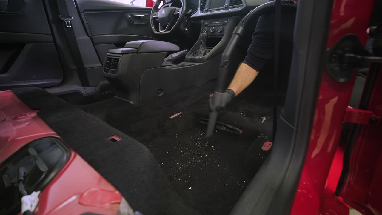 limpieza profesional de automóviles. lavado de sars. limpieza en seco y detallado de la cabina. limpiación profunda de la carrocería, limpieza de asientos. limpia de espuma en el lavado de coches. limpia del panel del automóvil del polvo. una aspiradora