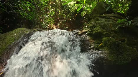 Una-Pequeña-Cascada-Ubicada-En-El-Parque-Nacional-Khao-Laem,-Reúne-Suficiente-Agua-Creando-Una-Pequeña-Piscina-En-La-Que-Las-Aves-Y-Los-Animales-Vienen-A-Beber-Agua-Por-La-Mañana-Y-Antes-Del-Anochecer