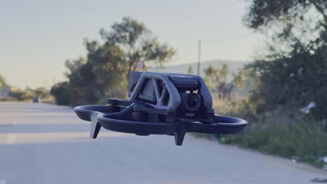drone dji avata flotando - primer plano