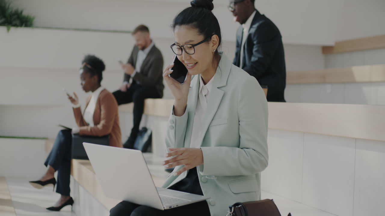 personas de negocios que trabajan en oficinas modernas