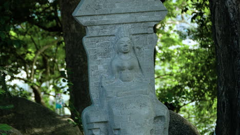 estatuas divinas de piedra de la antigua cultura vietnamita, ubicadas cerca del complejo del templo de po nagar en la ciudad de nha trang, vietnam