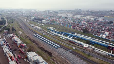 dos trenes mitre llegan a la estación de retiro en buenos aires, pan aéreo