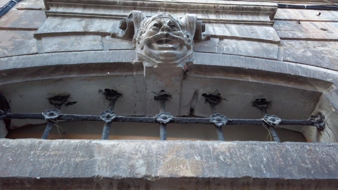 Muro di un edificio antico, del XVII secolo. Porta in legno d'epoca