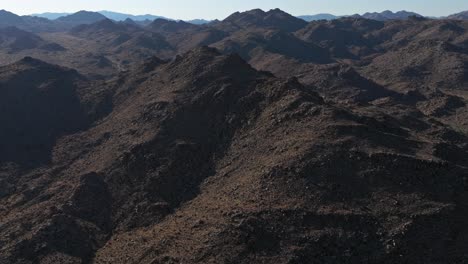 Vista-Aérea-De-Extensas-Montañas-Desérticas-En-El-Alto-Desierto-De-California.