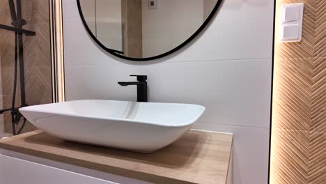 Moderno-Baño-Escaparate-De-Casa-De-Lujo.-Acercarse