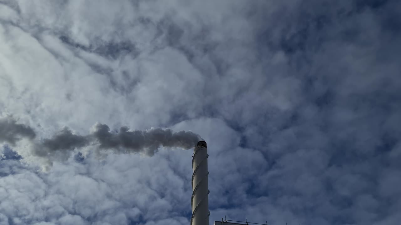 vista del fumo bianco dal camino sullo sfondo del cielo blu. concetto di ecologia e effetto serra.