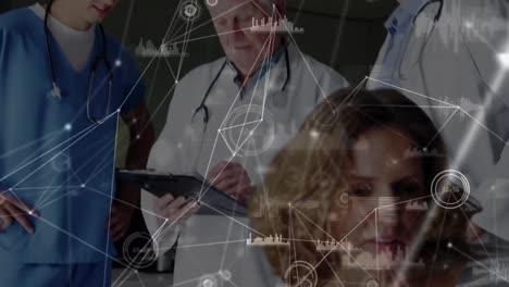 animación de conexiones sobre doctores caucásicos hablando y paciente con hijo